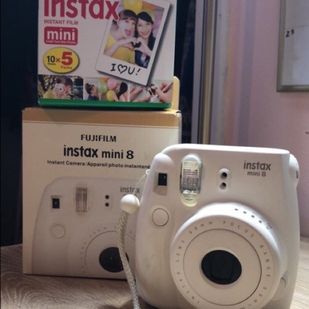 Fujifilm Instax mini 8 w/ film!